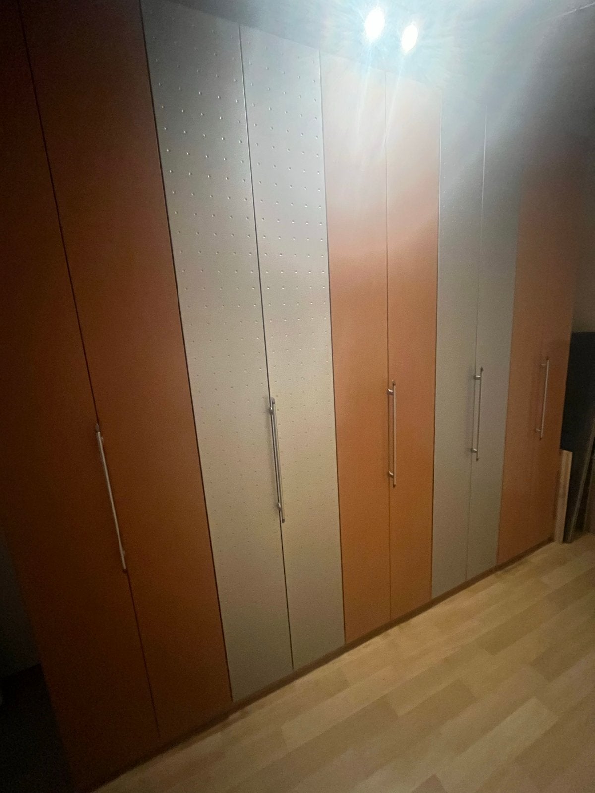 Gratis af te halen: Grote stevige kledingkast (2.50 x 2.20 m, Ophalen, Met plank(en), Gebruikt, 200 cm of meer