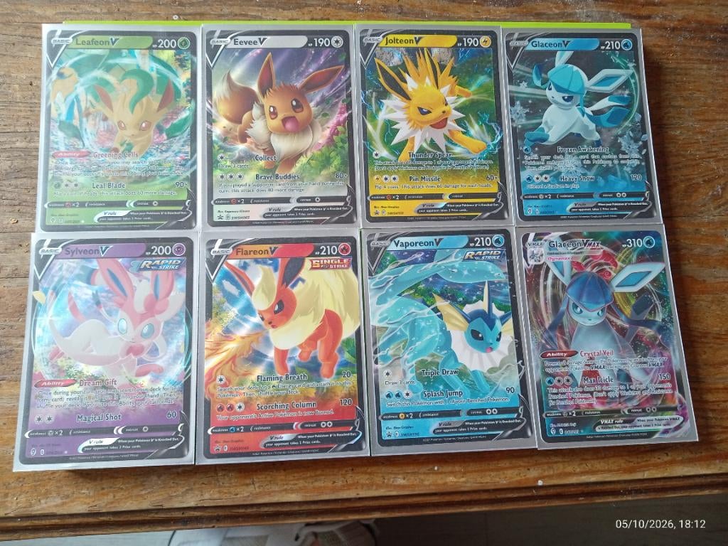 Pokémon Eevee V + Evee evolutions kaarten, Ophalen of Verzenden, Zo goed als nieuw, Meerdere kaarten, Foil