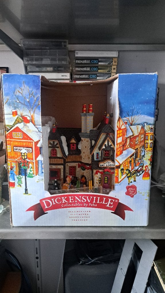 Dickensville Ski Lodge (Z268-44), Ophalen of Verzenden, Zo goed als nieuw