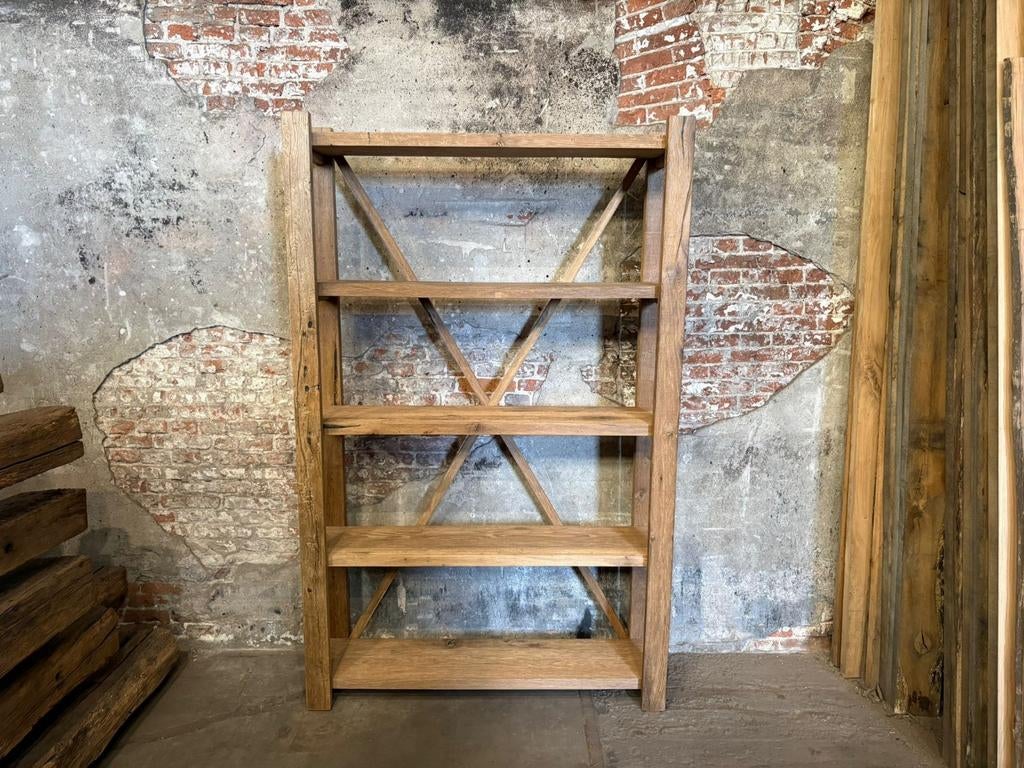 Oude eiken boekenkast van doorleefd hout, Met plank(en), Gebruikt, 100 tot 150 cm, 4251NT