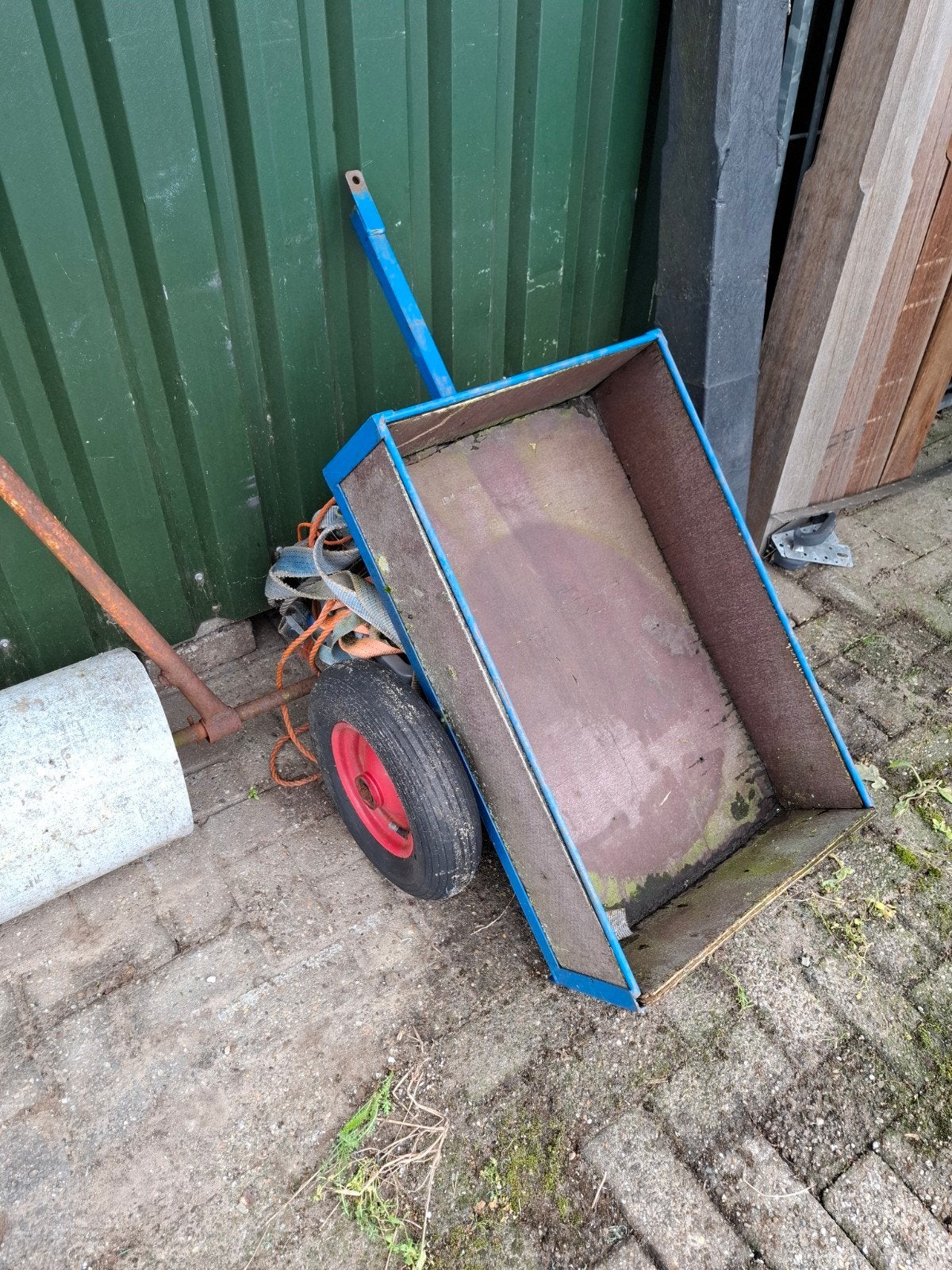 Skelter aanhanger, heeft wat liefde nodig, Ophalen
