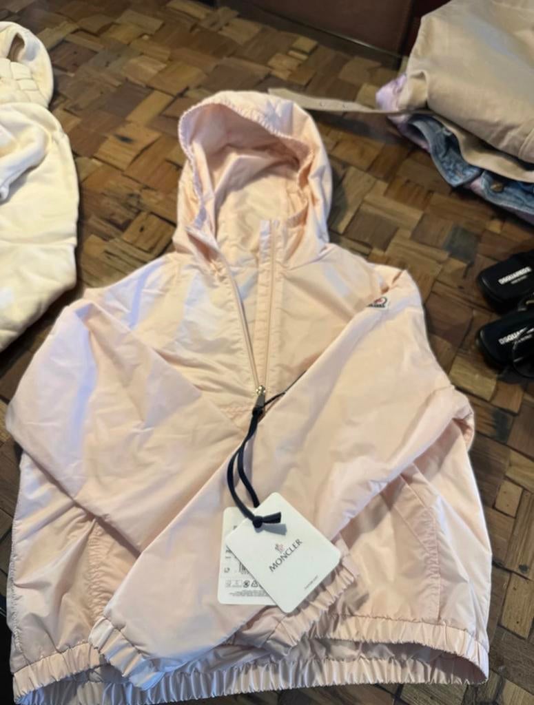 Roze Moncler jas met logo op achterkant - maat 12 jaar, Ophalen of Verzenden, Nieuw, Meisje, Jas