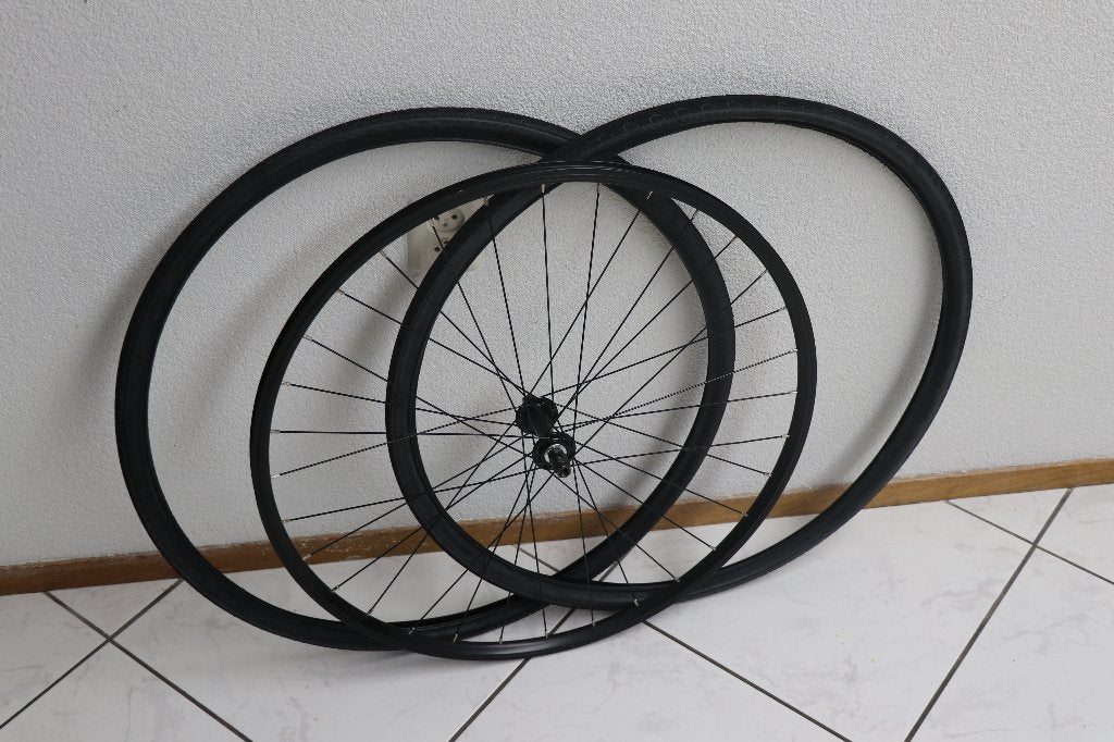 Wiel voor racefiets met drie buitenbanden en één nieuw, Nieuw, Aluminium, Racefiets, Ophalen