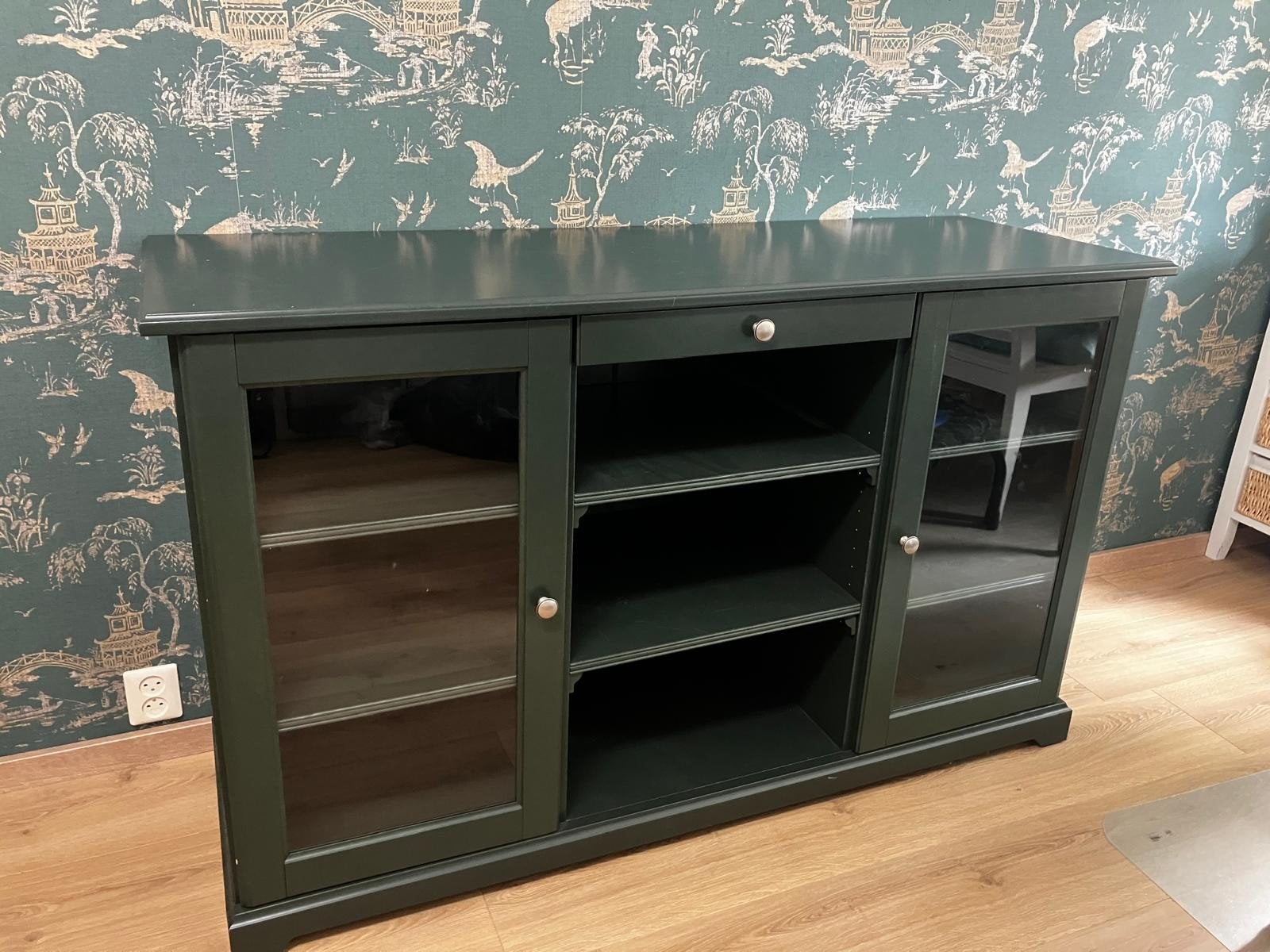 Donkergroen dressoir met glazen deurtjes en lade, Ophalen, Gebruikt, 100 tot 150 cm, Met lade(s)