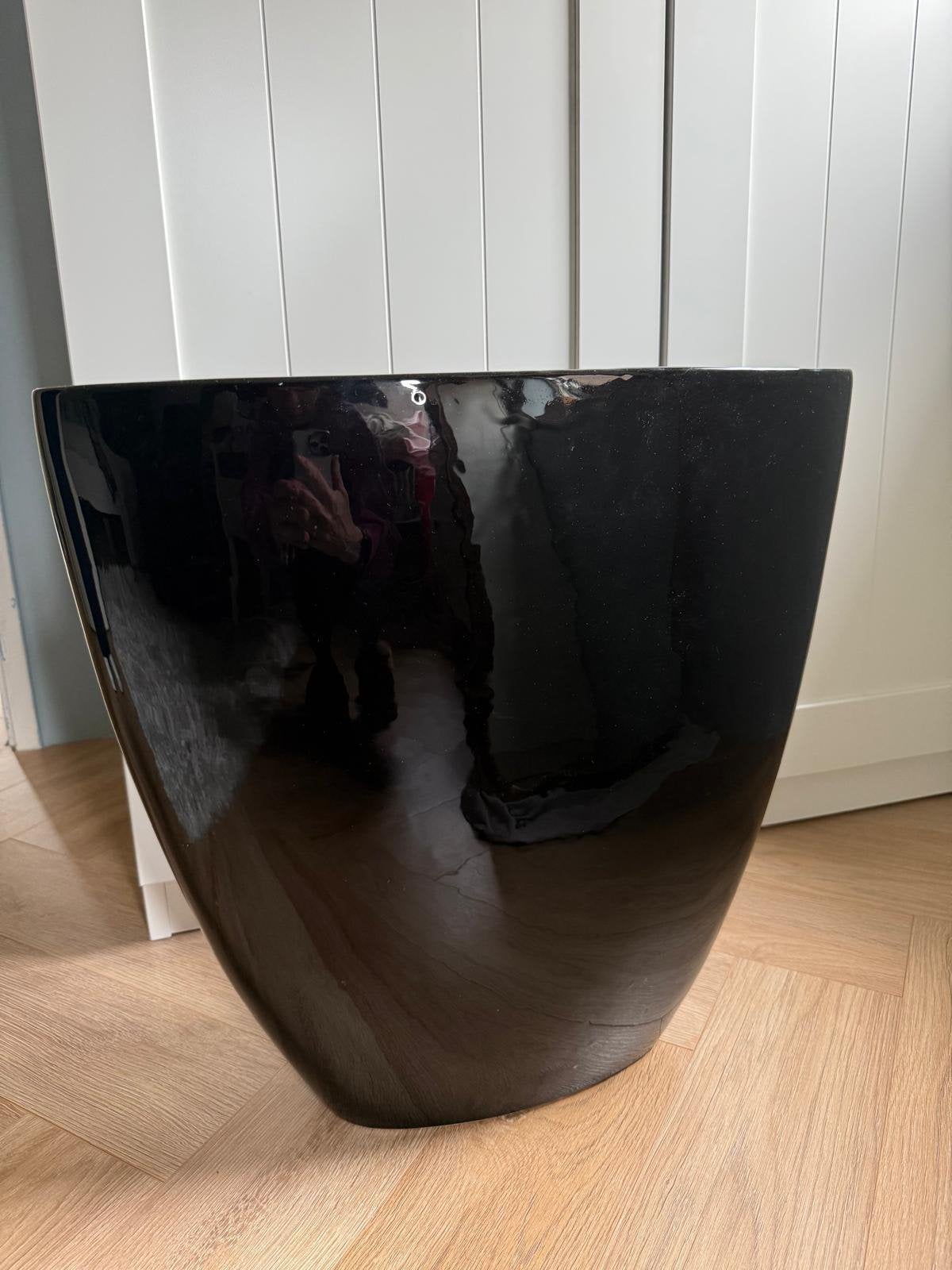 Prachtige ovalen zwarte vaas glanzend 51x49 cm, Ophalen, Zo goed als nieuw