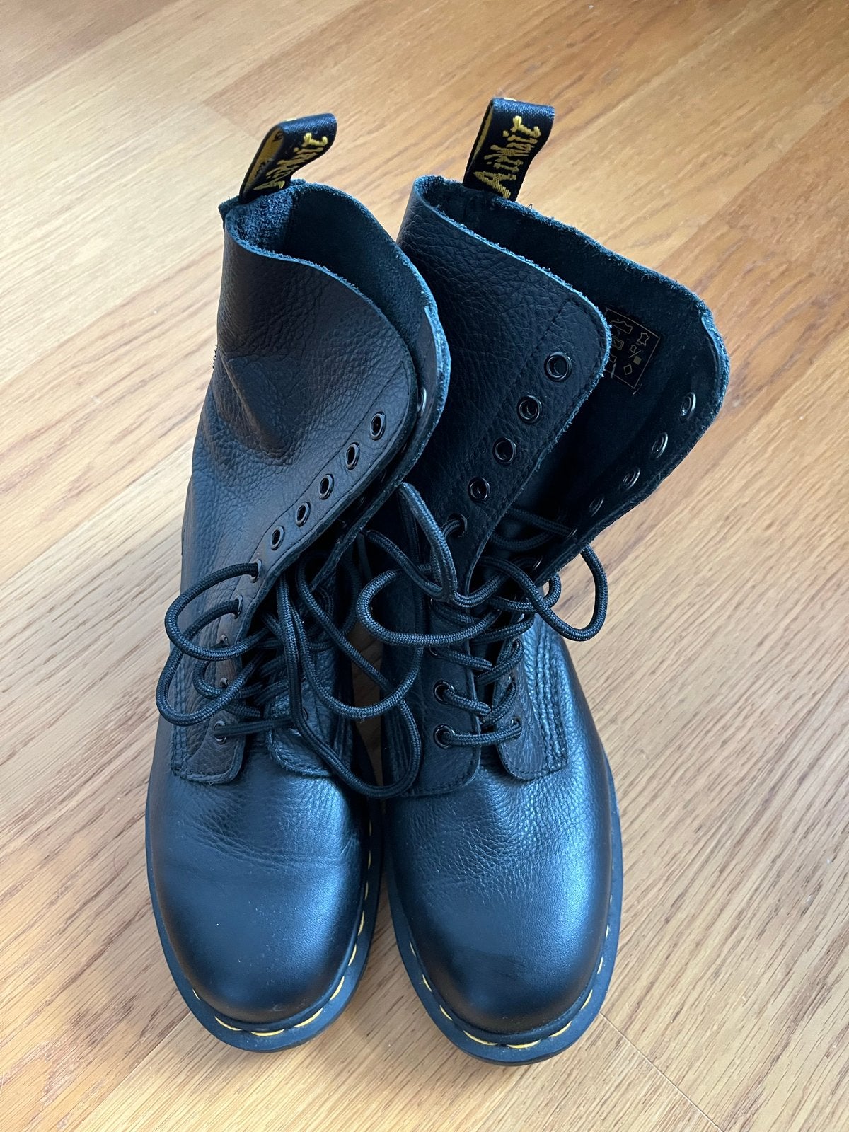 Dr. Martens 1490 Zwarte Leren Laarzen - Maat 41, Kleding | Dames, Ophalen of Verzenden, Zo goed als nieuw, Zwart, Hoge laarzen