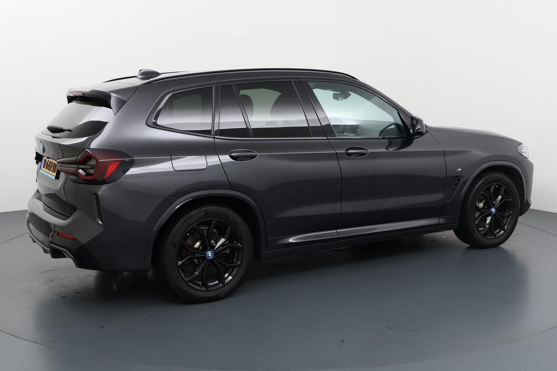 Foto 20 van BMW iX3 Executive 80 kWh Elektrisch rijden met stijl en een