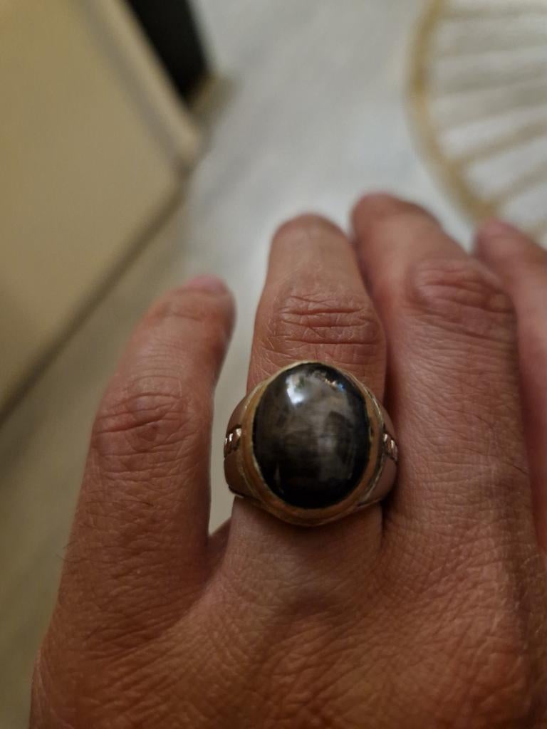 Fraaie grijsblauwe saffier in ring, Sieraden, Tassen en Uiterlijk, Ringen, 18 tot 19, Verzenden, Zo goed als nieuw, Dame