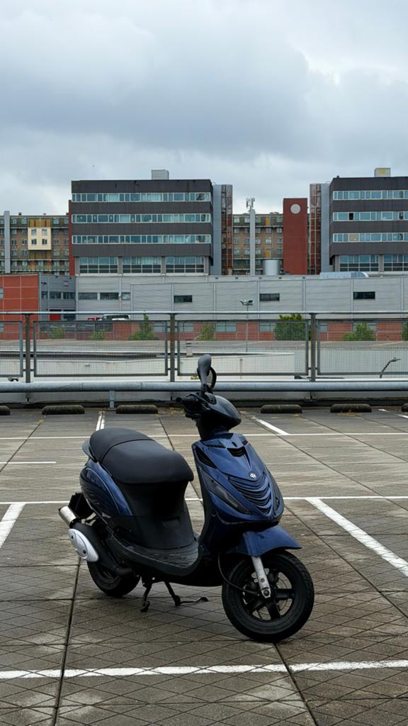 Piaggio Zip 2t 70cc, Fietsen en Brommers, Piaggio, Ophalen of Verzenden, Zo goed als nieuw, Benzine