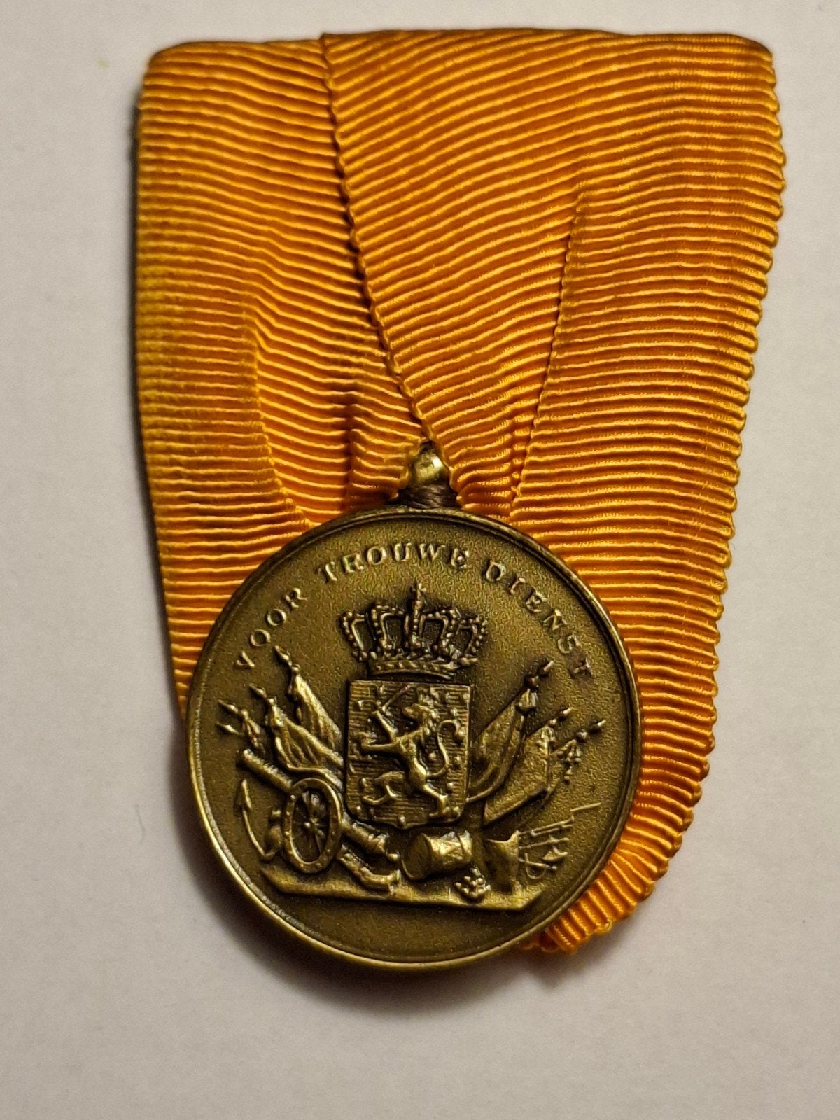Trouwe Dienst in brons "J" medaille (KNIL), Ophalen of Verzenden, Landmacht, Nederland, Lintje, Medaille of Wings
