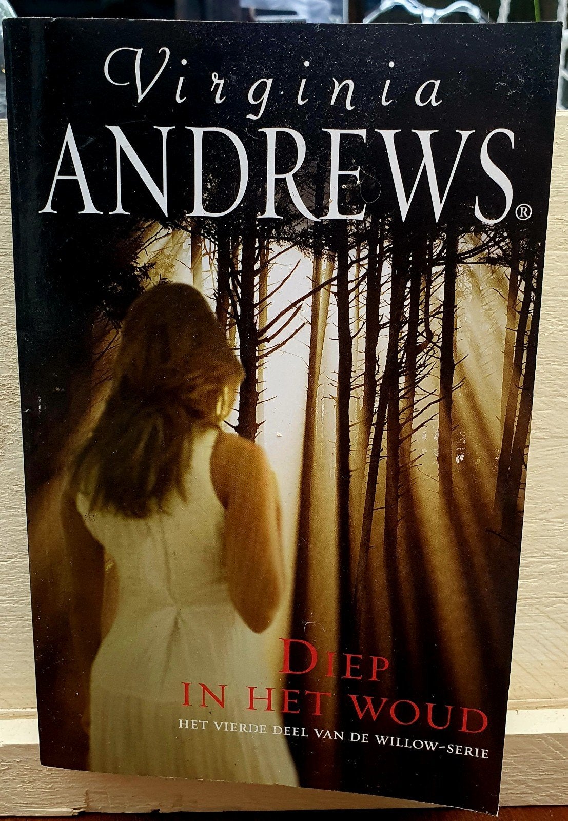 Diep in het Woud - Virginia Andrews (Willow-serie deel 4), Boeken, Ophalen of Verzenden, Gelezen, Virginia Andrews, Nederland