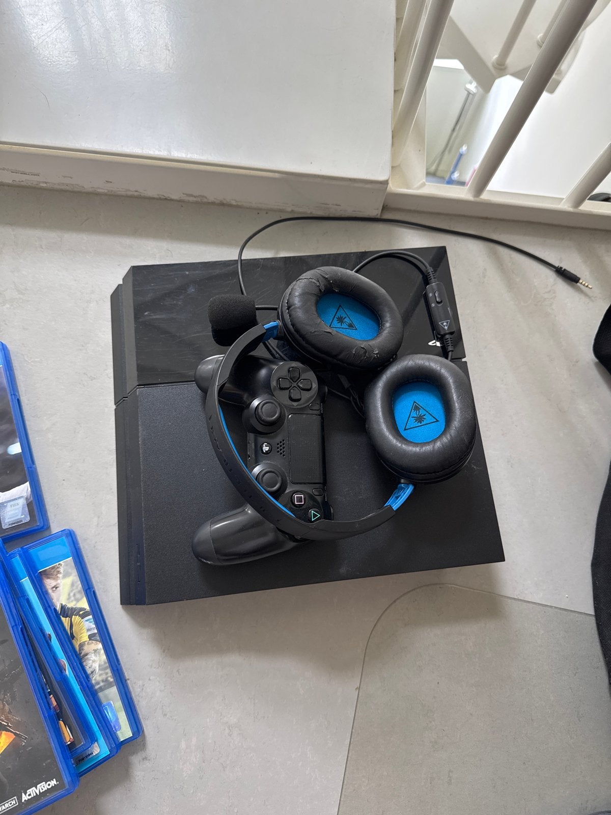 PlayStation 4 Slim met 1TB opslag, controller en 8 games, Ophalen, 1 TB, Met 1 controller, Slim