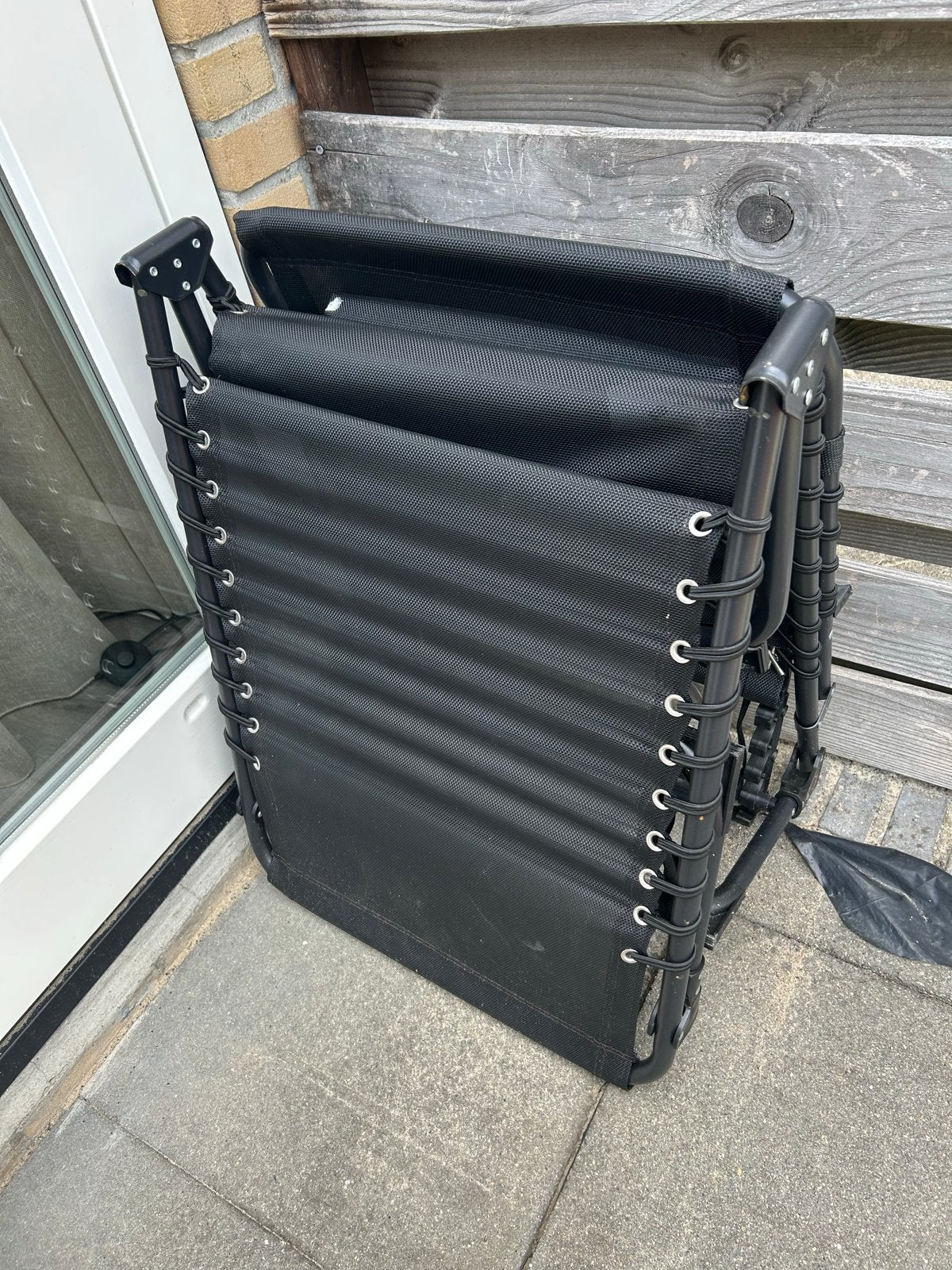 Zwart opvouwbaar ligbed met hoofdkussen, Tuin en Terras, Ophalen, Gebruikt, Metaal, Inklapbaar