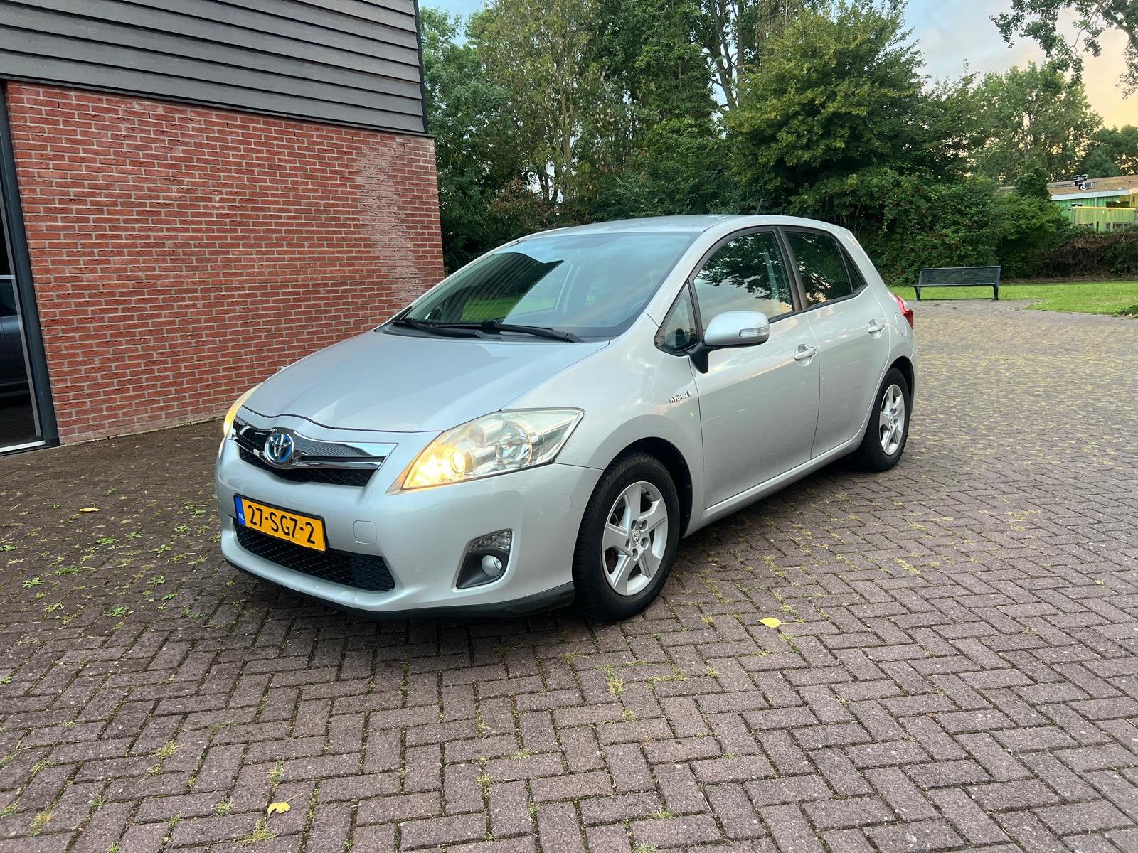 Toyota Auris 1.8 Full Hybrid 5DR CVT 2011 Grijs, 4 cilinders, Origineel Nederlands, 75 €/maand, 26 km/l