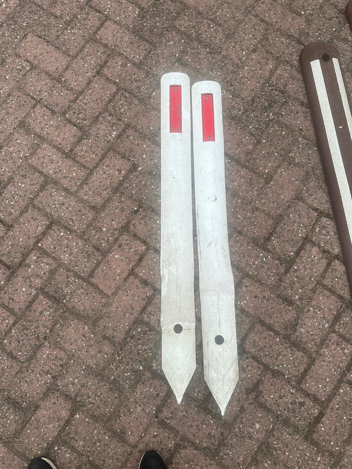 2x Witte reflecterende paaltjes voor wegmarkering, Ophalen, Gebruikt