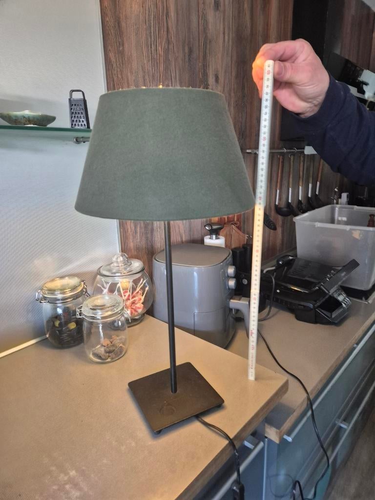 Stijlvolle tafellamp met groene kap, 50 tot 75 cm, Modern, Sfeervol, Ophalen of Verzenden, Zo goed als nieuw