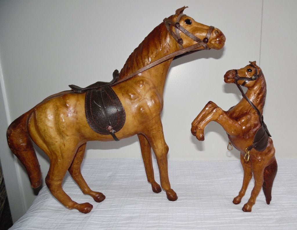 Twee paarden beelden van leder, Ophalen of Verzenden, Leer, Beeld