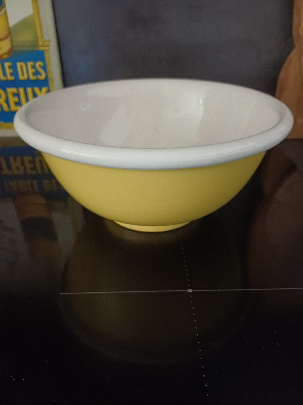 Mooie gave pastel gele Beslagkom van Regout, Ophalen of Verzenden