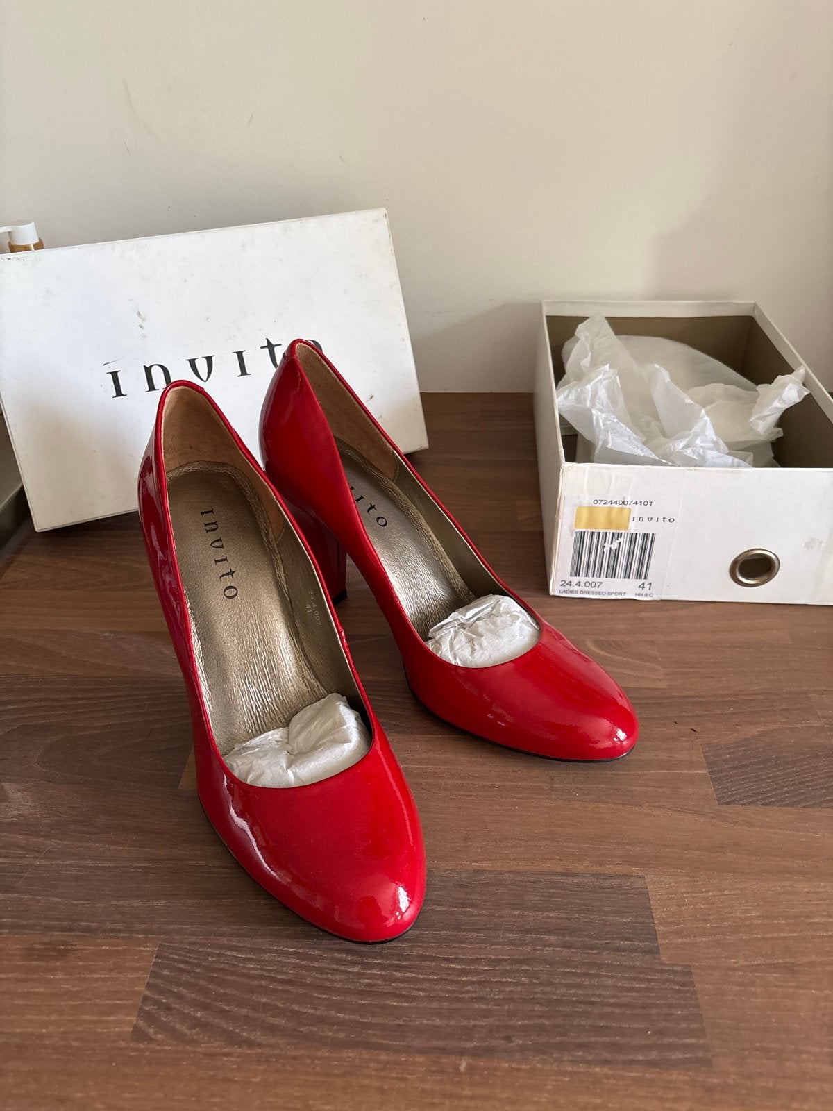 Invito rode lakleren pumps - Maat 41, Kleding | Dames, Ophalen of Verzenden, Zo goed als nieuw, Rood, Pumps