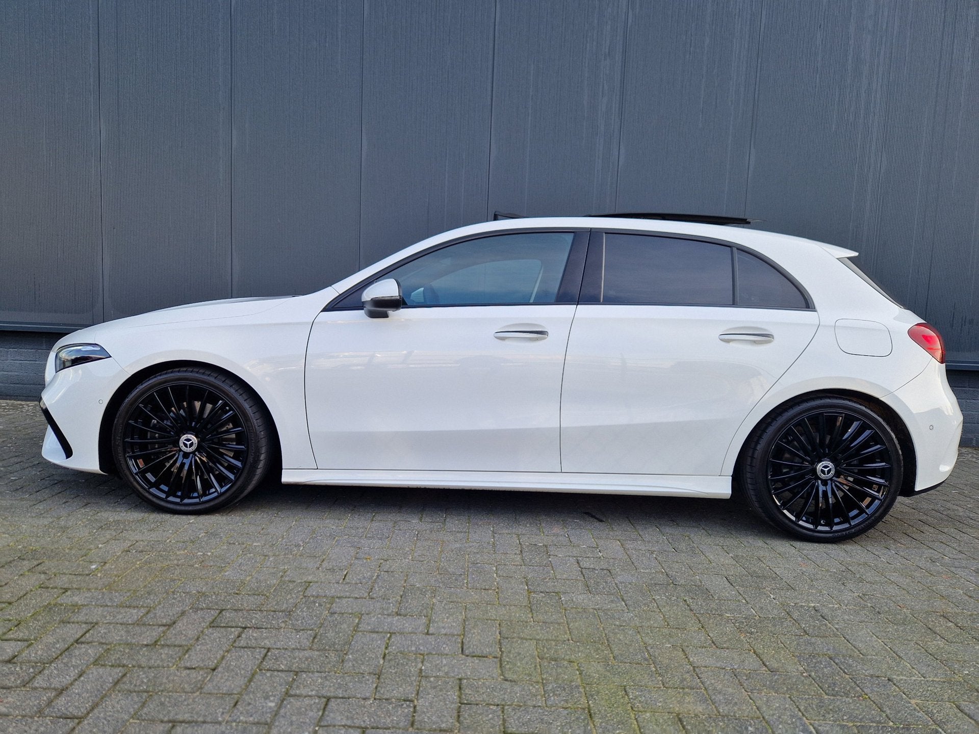 Mercedes-Benz A-klasse 250 4MATIC AMG Facelift /Led /Pano /D, Auto's, Mercedes-Benz, Automaat, 4 cilinders, Wit, 14 km/l