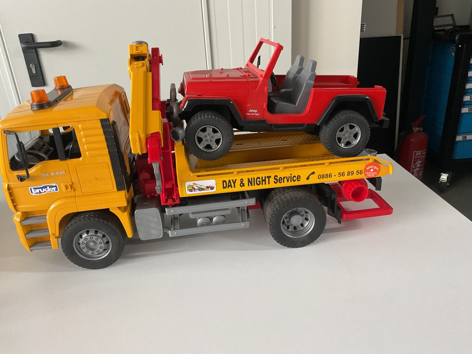 Bruder MAN Truck autotransport als nieuw met Beschadigd Jeep, Ophalen of Verzenden, Zo goed als nieuw