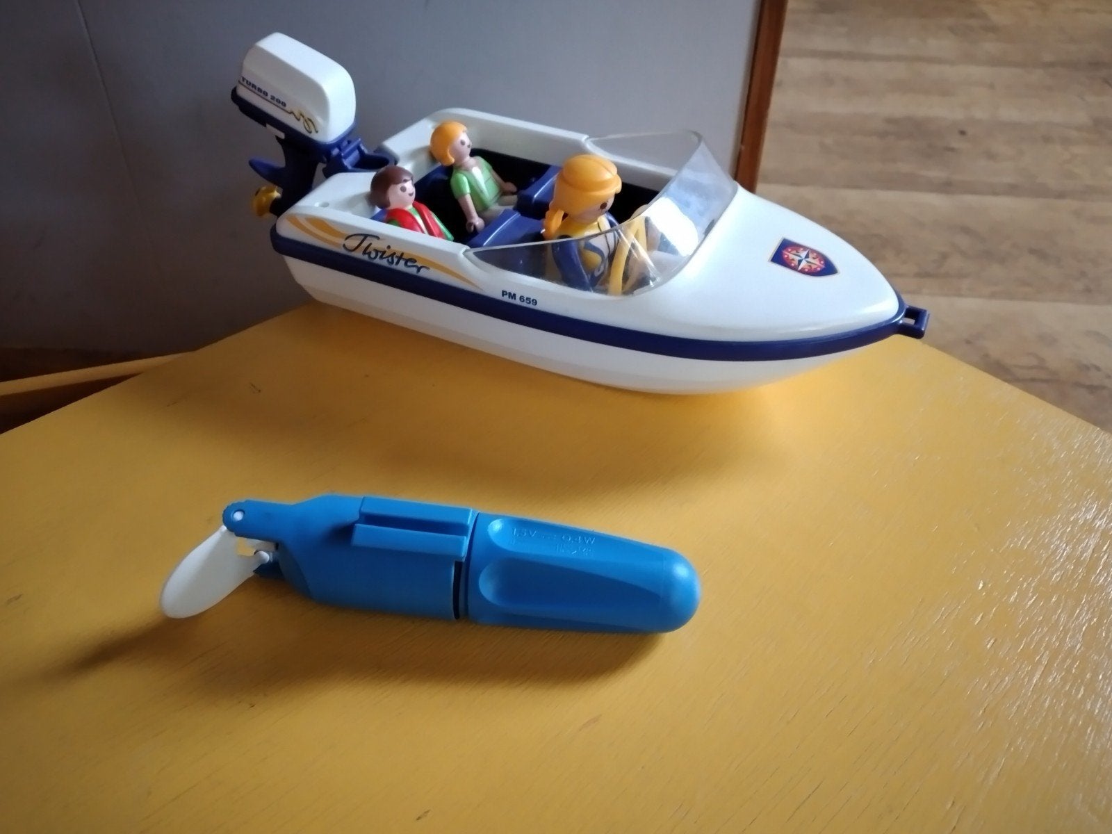 playmobil bootje met 3 inzittenden motortje draait echt, Ophalen of Verzenden