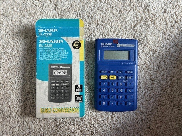 Sharp EL-233E rekenmachine calculator euro - in doos, Ophalen of Verzenden, Zo goed als nieuw