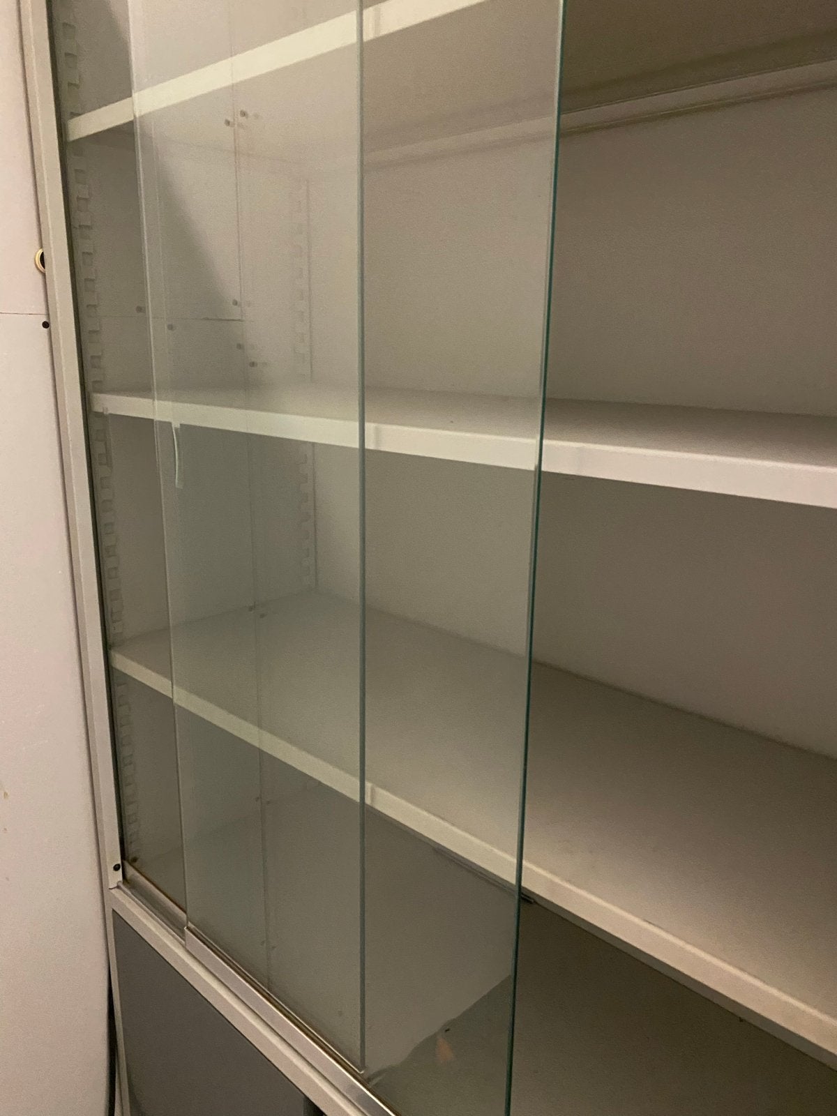 kast met glazen schuifdeuren en onderkasten, Ophalen, Gebruikt