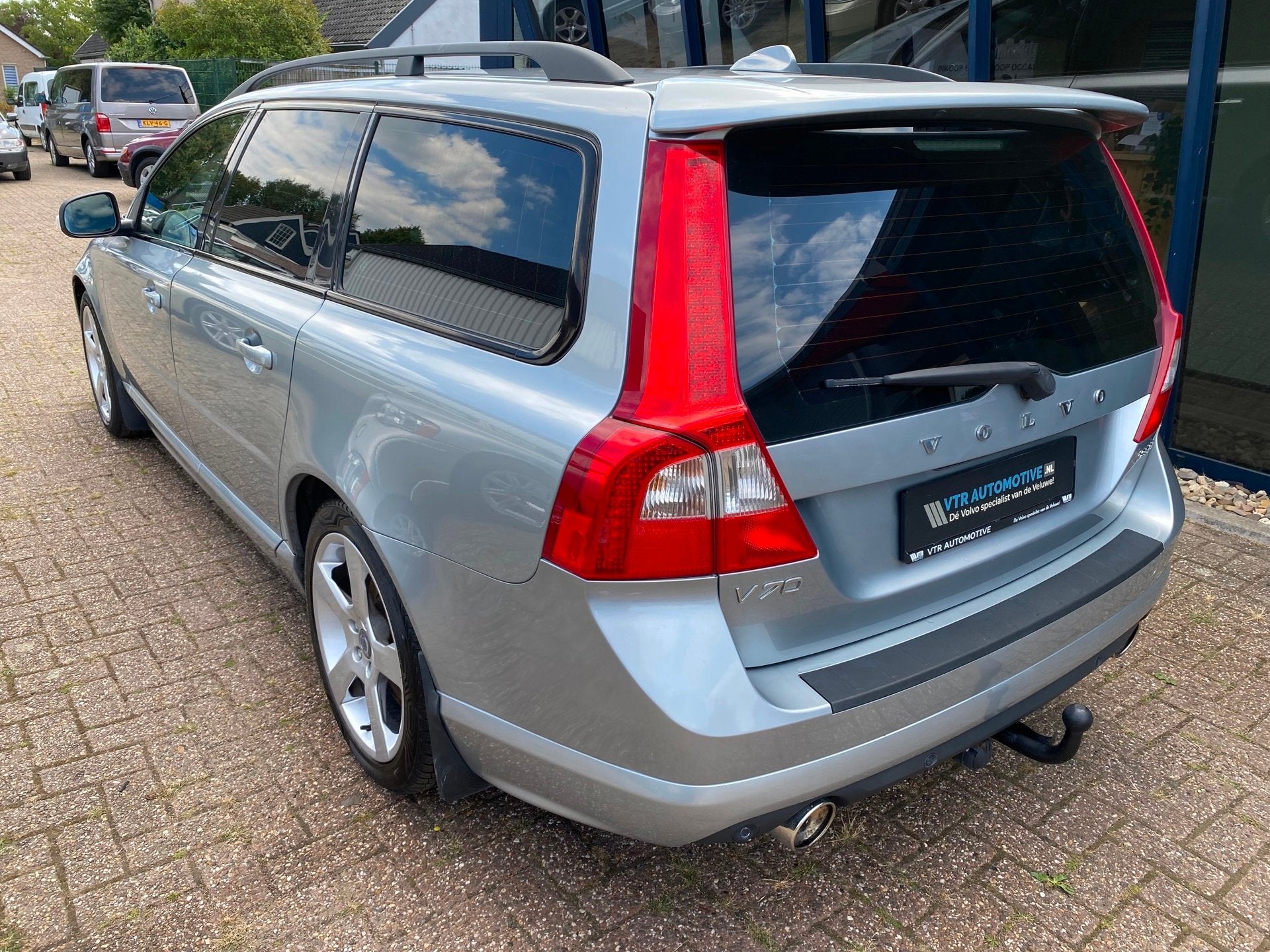 Volvo V70 2.5FT R-Design 230PK LEER / XENON / TREKHAAK / PDC, Auto's, Volvo, Gebruikt, Zwart, 2521 cc, Handgeschakeld