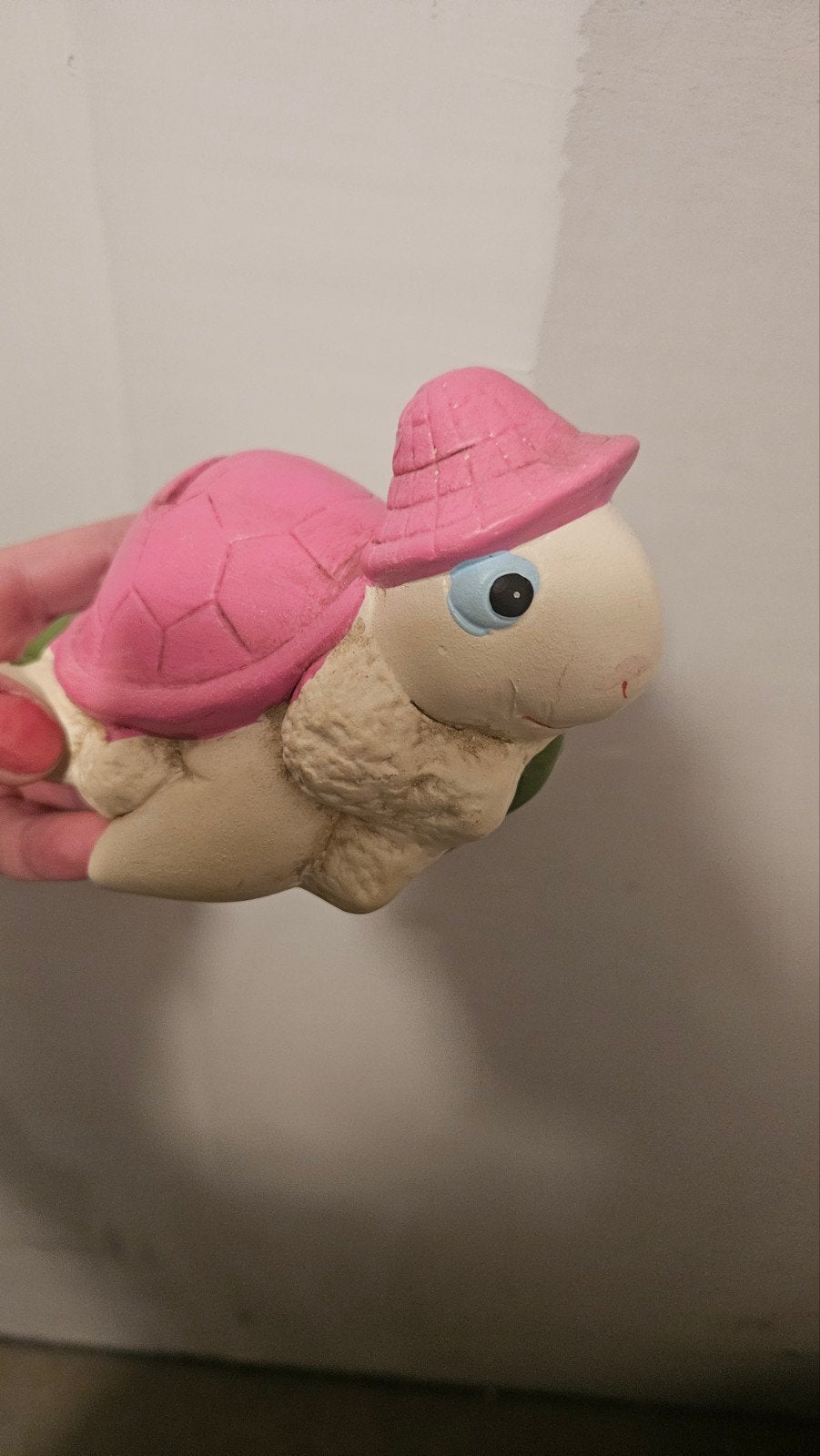 Leuke spaarpot in de vorm van een schildpad met hoedje, Verzamelen, Ophalen of Verzenden, Gebruikt, Steen, Aardewerk of Keramiek