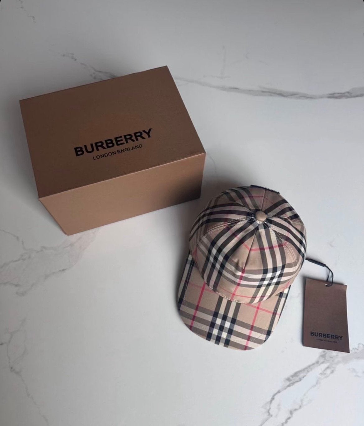 Burberry Pet 2026 Model, Ophalen of Verzenden, Zo goed als nieuw
