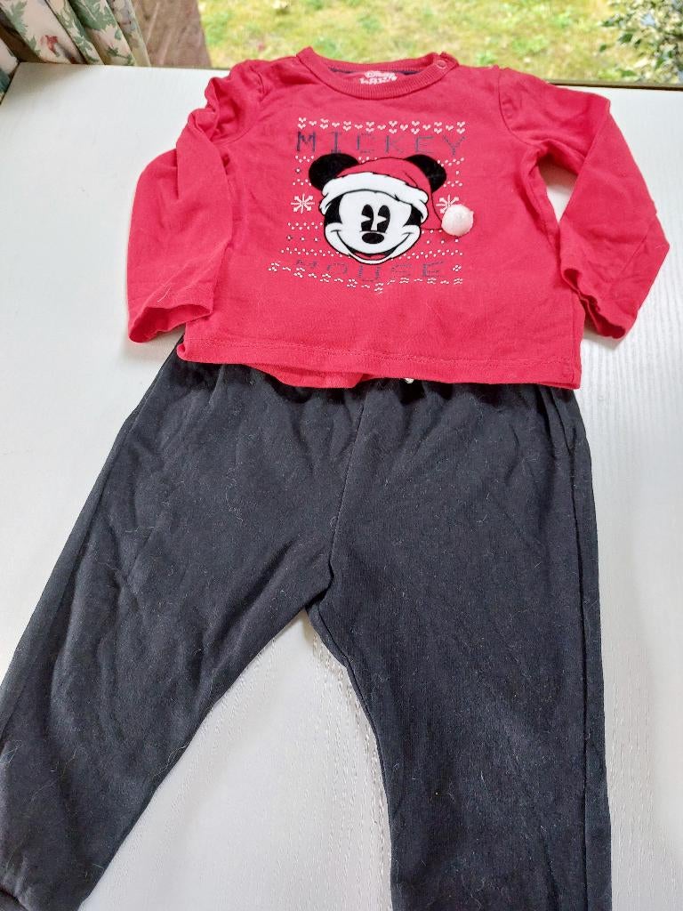kerst T shirt Mickey met muts en met zwart broekje maat 80, Ophalen, Truitje of Vestje, Disney Baby, Zo goed als nieuw
