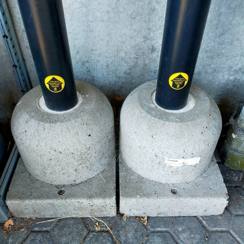 2X PROFESSIONELE STAANDER MET BETONVOET VOOR AFVALBAK, 40 liter of meer, Ophalen, Gebruikt, Overige materialen