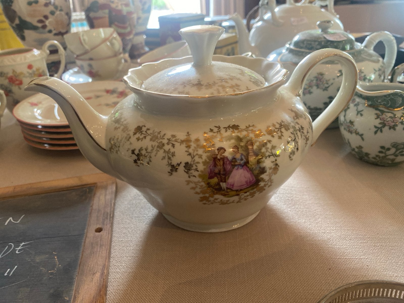 Antieke Mosa Maastricht theepot met romantische decoratie, Antiek en Kunst, Antiek | Porselein, Ophalen
