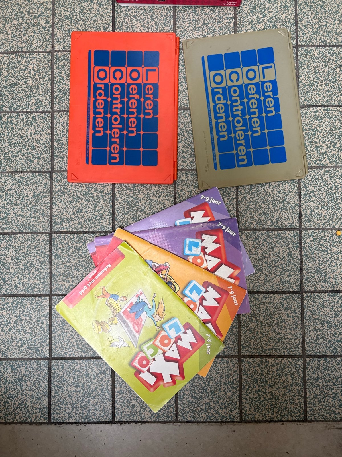 Maxi Loco: 4 Boekjes (7-9 jaar) en 2 Speelsets, Ophalen of Verzenden, Gebruikt, Taal en Lezen