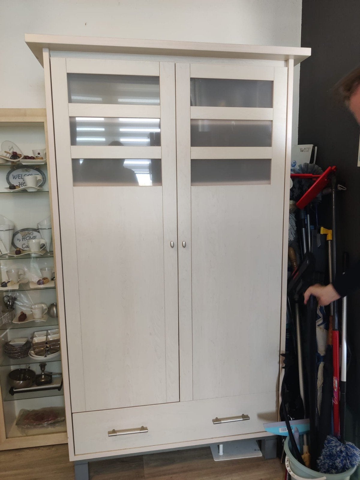Witte kast met glazen deuren en lades, Huis en Inrichting, Ophalen, Gebruikt, 100 tot 150 cm, Glas
