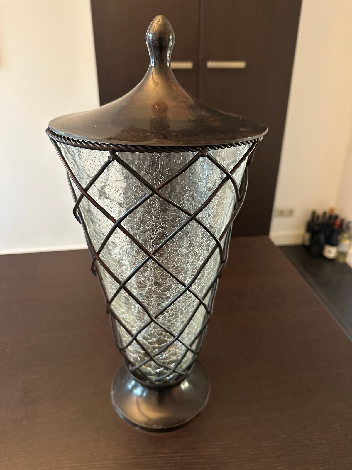 Decoratieve vaas met metalen rooster en deksel, Antiek en Kunst, Ophalen of Verzenden