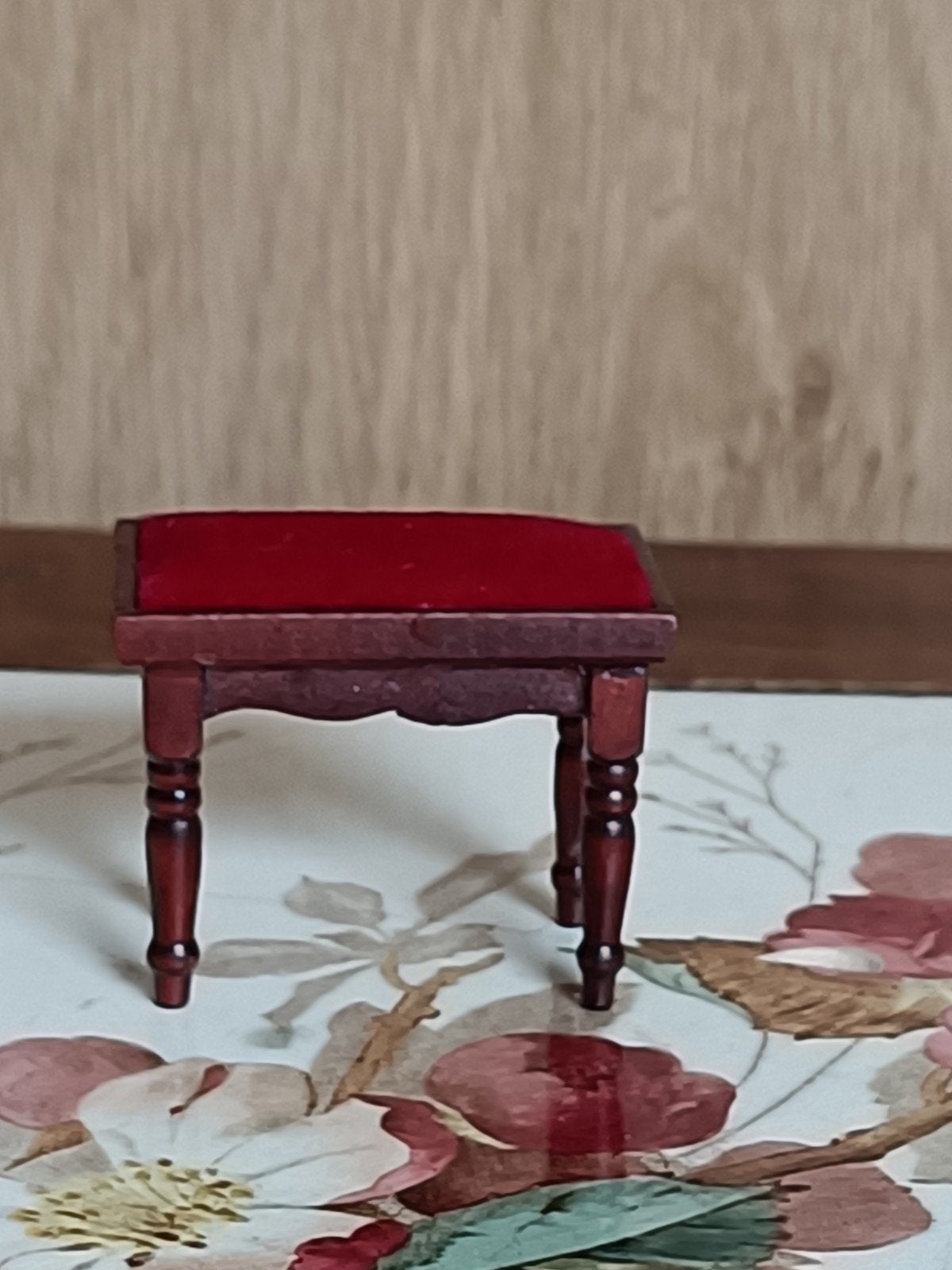 Sierlijk popppenhuis krukje met fluwelen bovenkant 1:12, Ophalen of Verzenden, Zo goed als nieuw, Poppenhuis