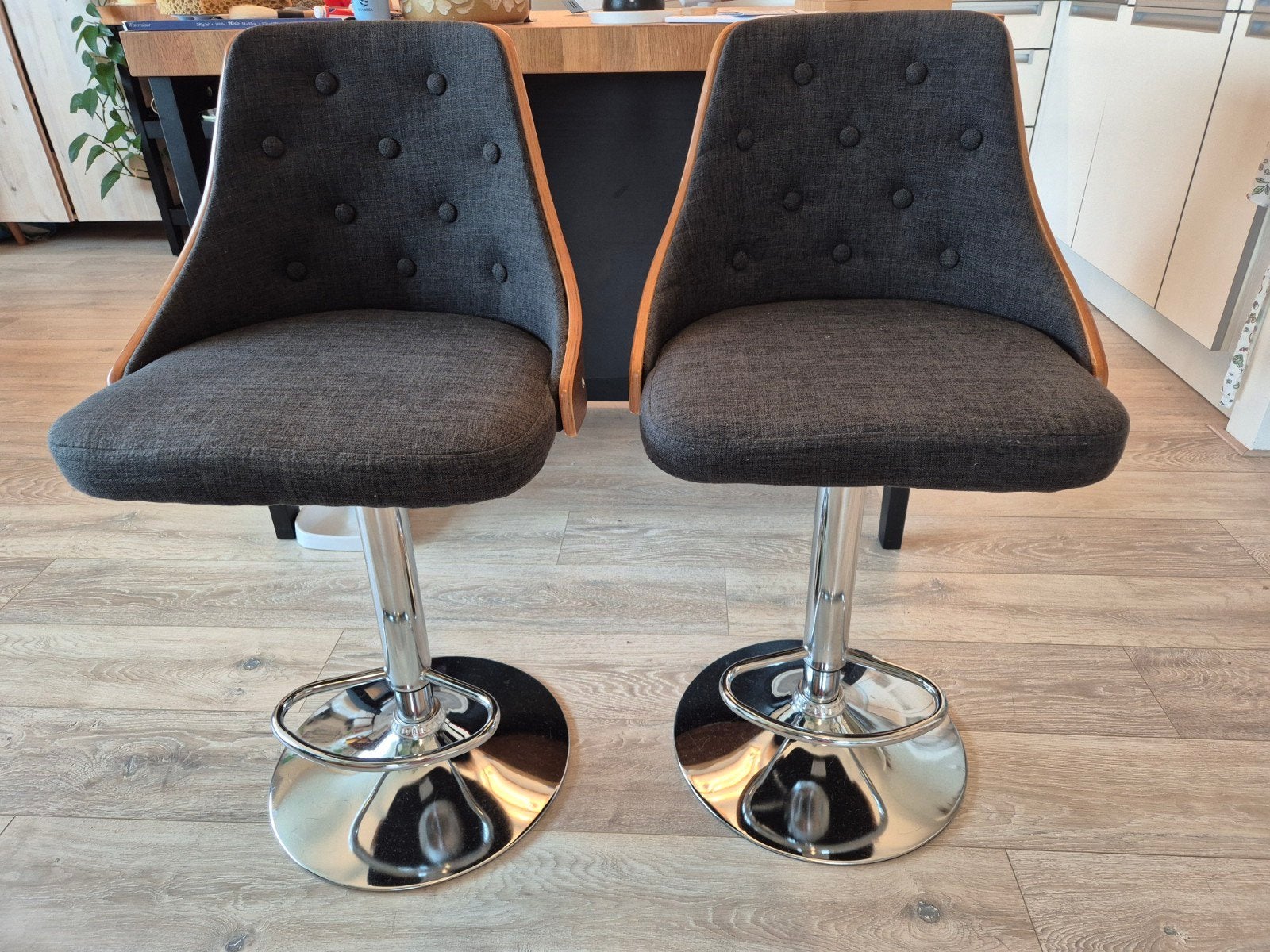 Verstelbare barstoelen met stoffen zitting en houten rug, Hout, 60 tot 90 cm, Ophalen of Verzenden, Zo goed als nieuw