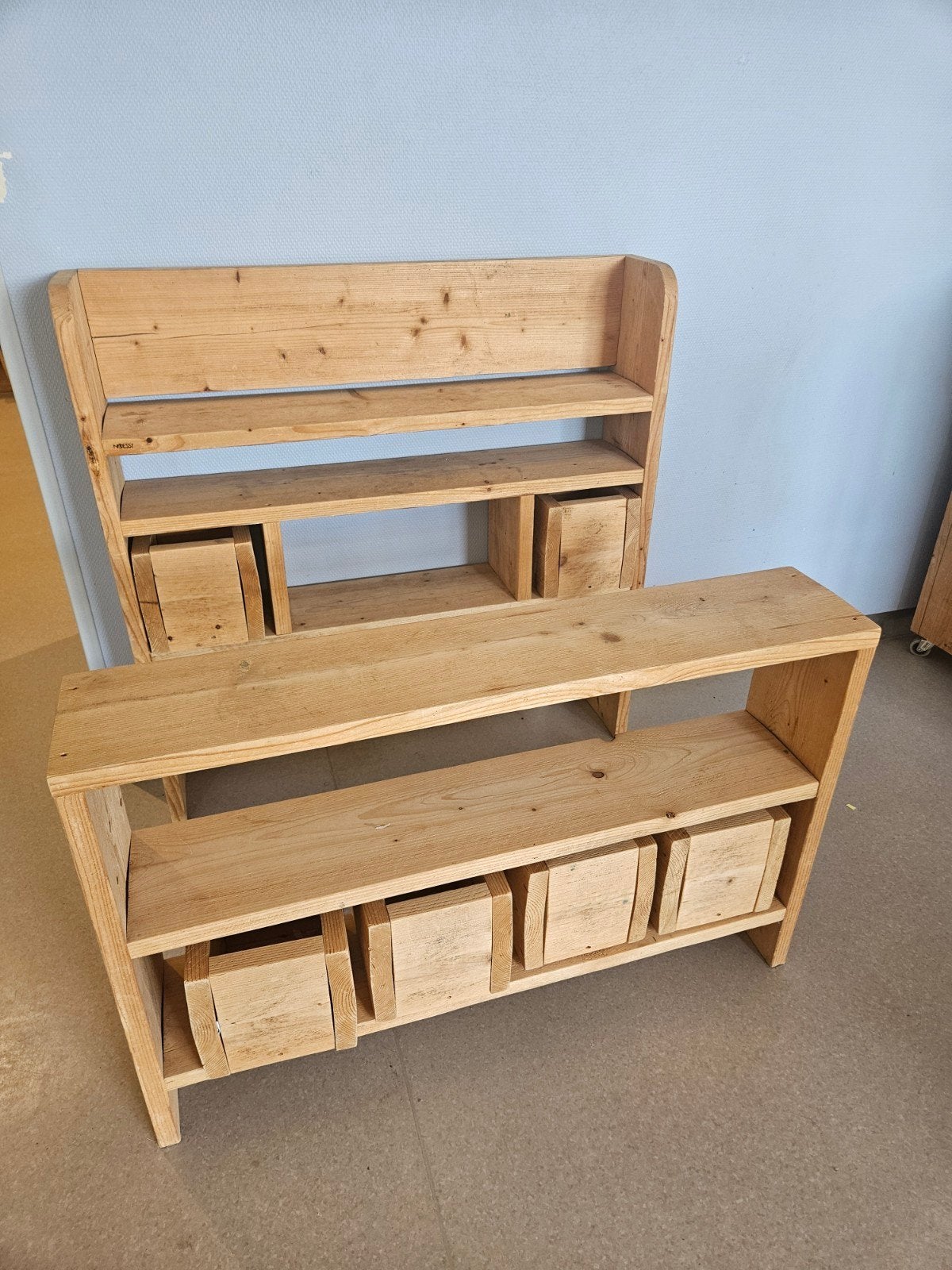Houten winkeltje met losse kistjes van Noesst, Kinderen en Baby's, Speelgoed | Houten speelgoed, Ophalen, Gebruikt, Meubelstuk of Keukentje