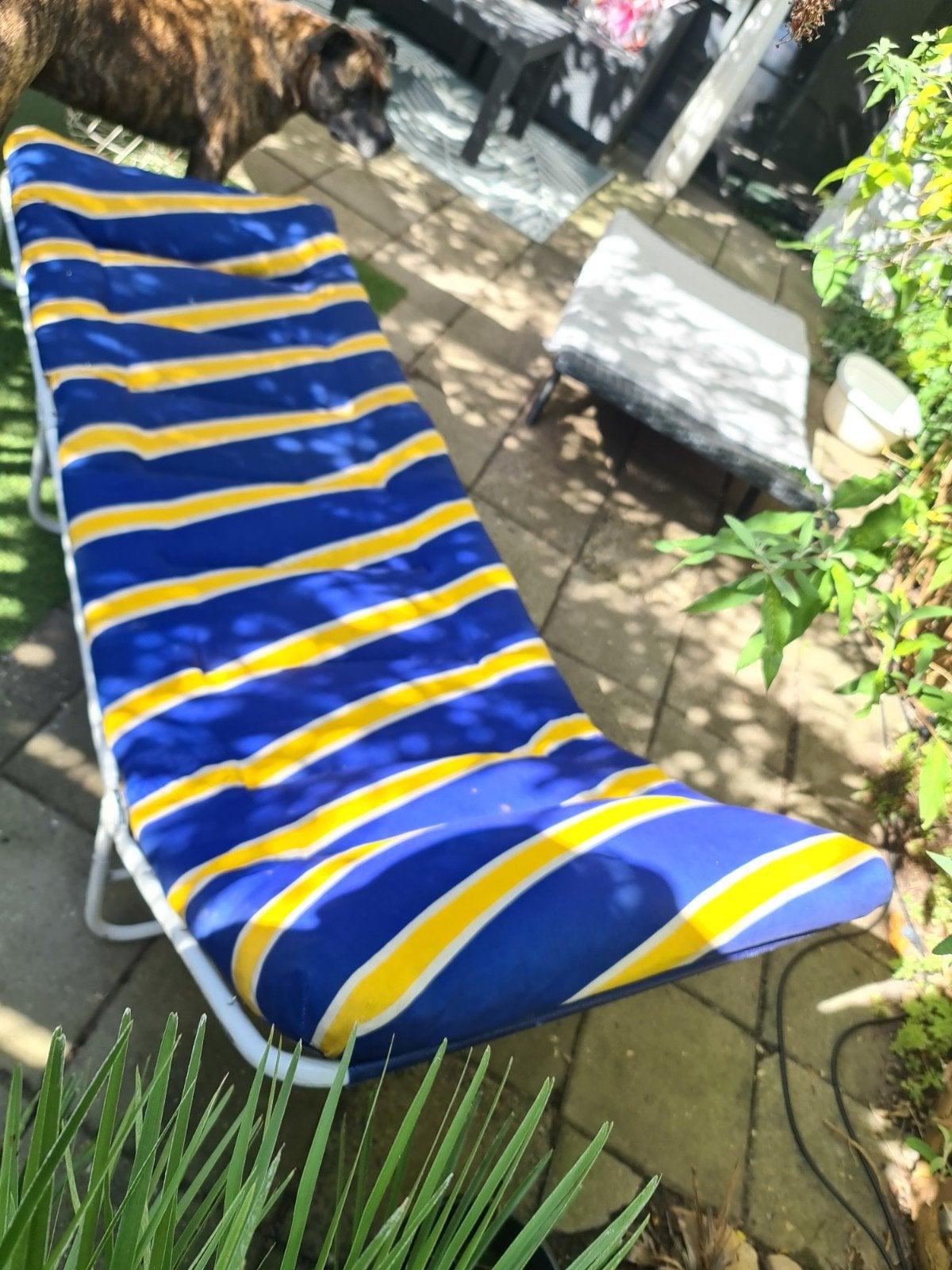 Vintage ligbed met blauw-geel gestreept kussen, Tuin en Terras, Ophalen, Gebruikt, Inklapbaar