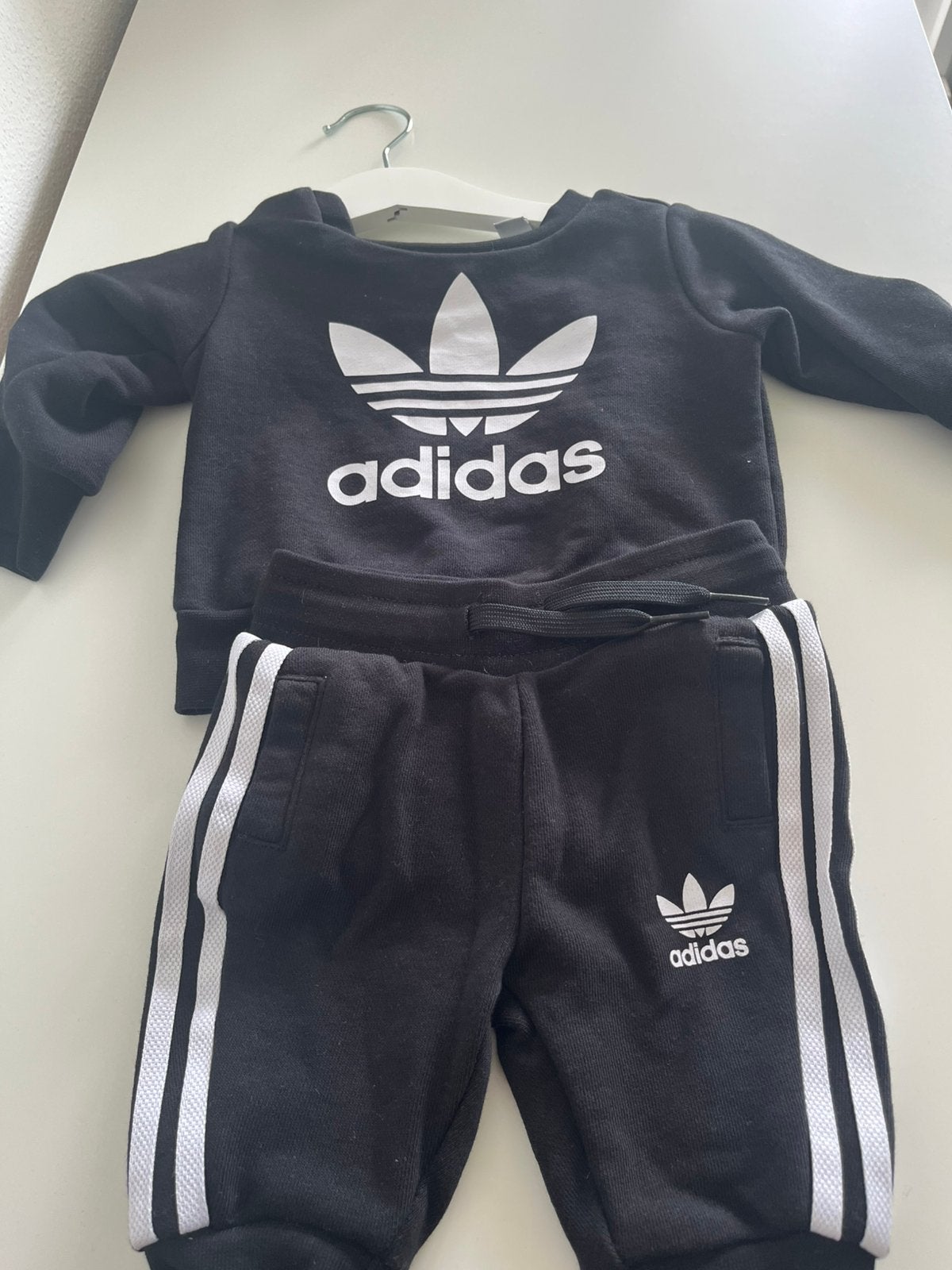 Adidas pakje, Kinderen en Baby's, Ophalen of Verzenden, Zo goed als nieuw, Maat 62