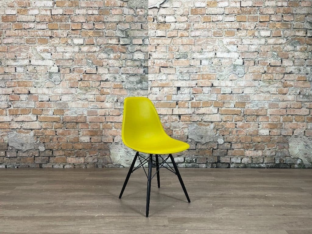 Vitra DSW mosterd/zwart bij TheReSales, Ophalen, Design, Zo goed als nieuw, Vijf, Zes of meer stoelen