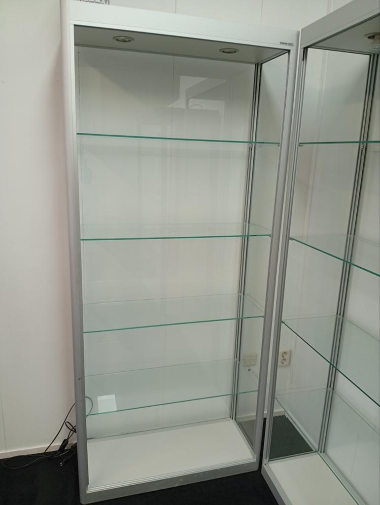 Glazen vitrine kasten merk Siletsy, Ophalen, Met deur(en), Onbekend, 50 tot 100 cm