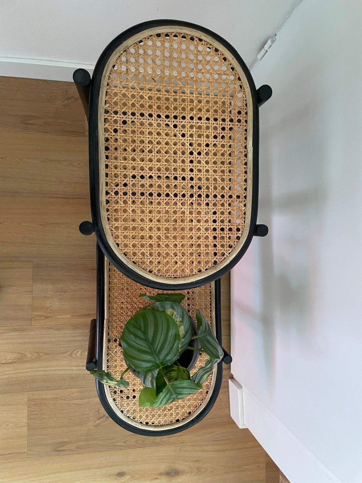 Made plantenrek/bijzettafel met rotan details, Ophalen, 55 tot 75 cm, Zo goed als nieuw, Hout