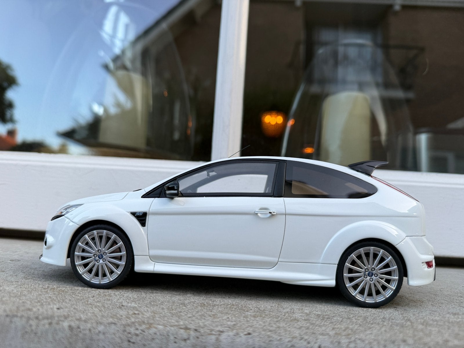 1:18 Ford Focus RS Mk2 wit Otto Models OT977 *mist spiegel*, Hobby en Vrije tijd, Modelauto's | 1:18, OttOMobile, Auto, Ophalen of Verzenden