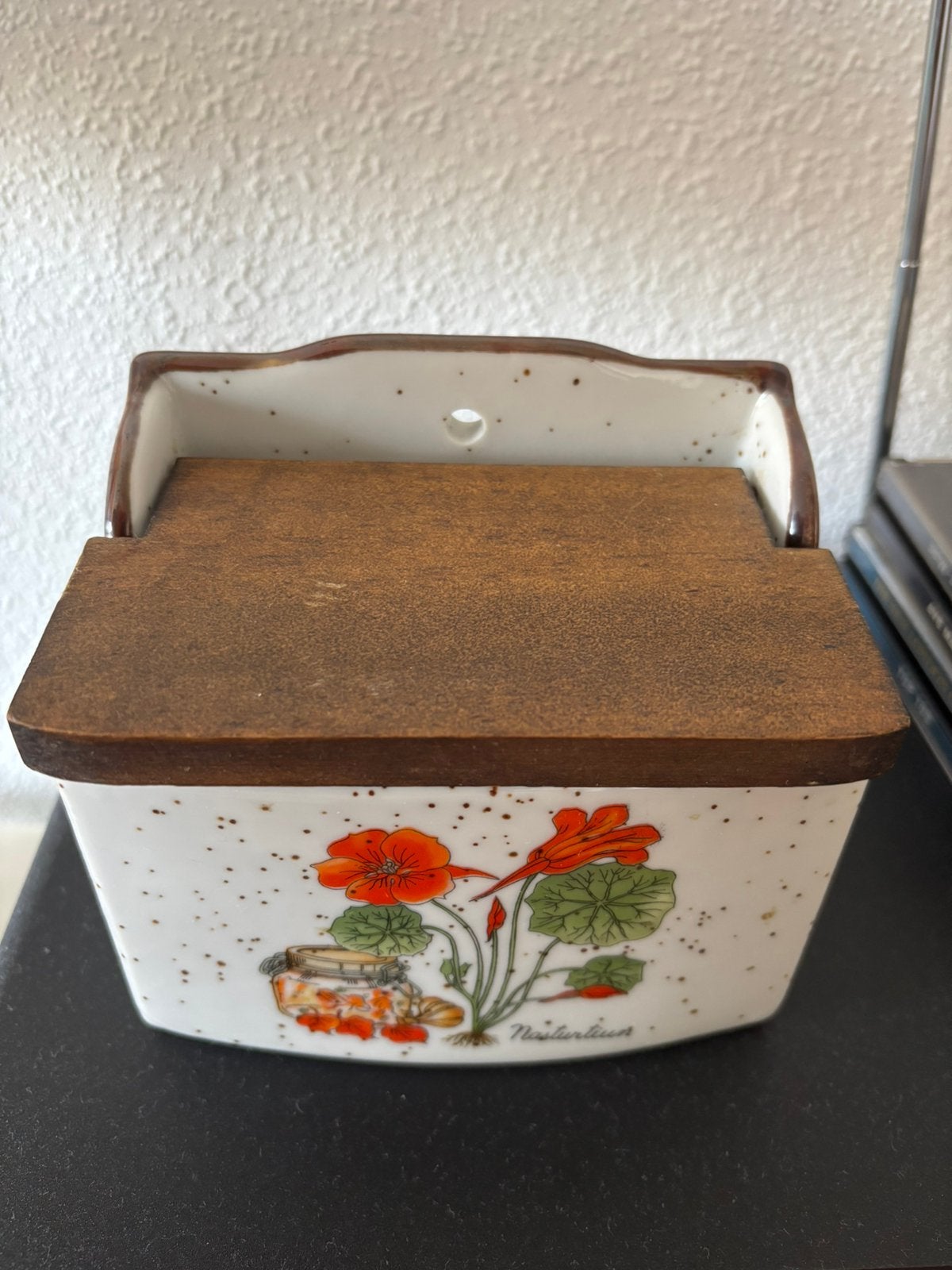 Vintage zout/voorraad bakje met houten deksel, Antiek en Kunst, Antiek | Keramiek en Aardewerk, Ophalen