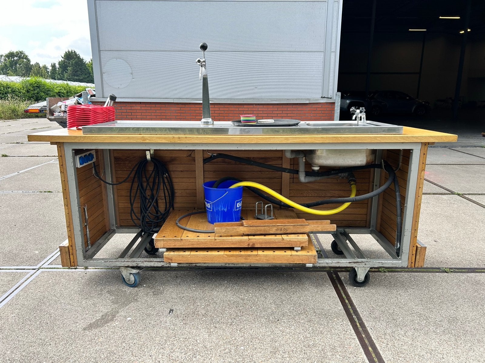 Mobiele bar met tap en spoelbak - Ideaal voor evenementen, Ophalen, Gebruikt