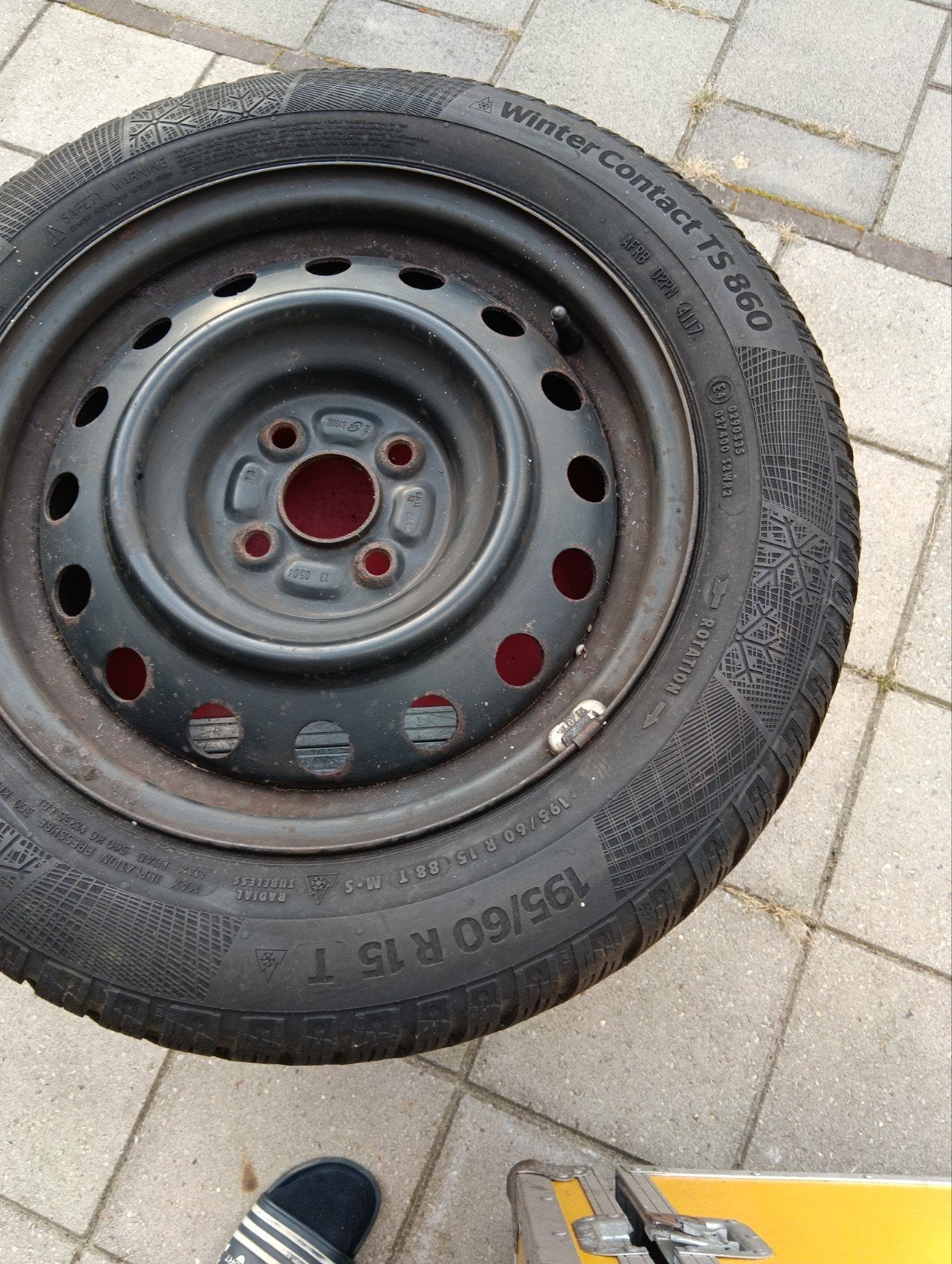 Foto 8 van set winterbanden op velg 195/65/15.  €60,00
