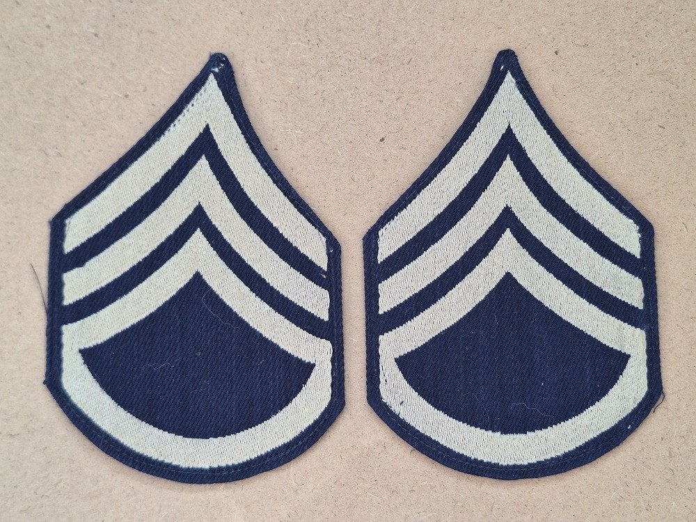 WWII US Staff Sergeant stripes on twill, Verzenden, Amerika, Embleem of Badge